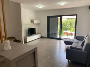 Ample house w/ Views in front of Baells reservoir
